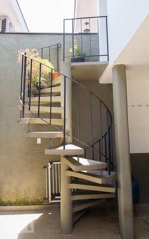 Casa à venda com 216m², 4 quartos e 3 vagasEscada da edícula
