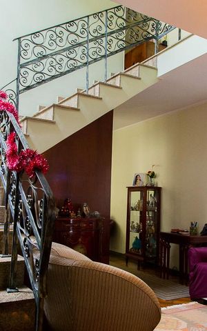 Casa à venda com 216m², 4 quartos e 3 vagasSala central