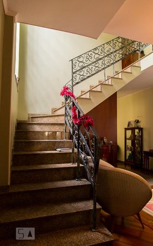Casa à venda com 216m², 4 quartos e 3 vagasEscada