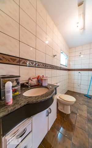 Casa à venda com 345m², 4 quartos e 3 vagas Casa à venda com 345m², 4 quartos e 3 vagasBanheiro do Quarto 1