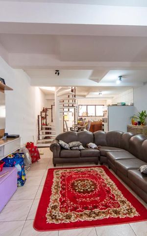 Casa à venda com 345m², 4 quartos e 3 vagas Casa à venda com 345m², 4 quartos e 3 vagasSala