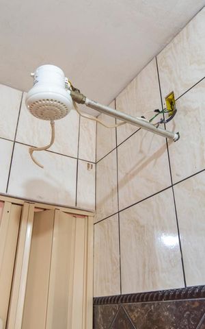 Casa à venda com 345m², 4 quartos e 3 vagas Casa à venda com 345m², 4 quartos e 3 vagasChuveiro