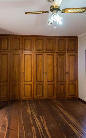 Casa à venda com 700m², 5 quartos e 6 vagas Casa à venda com 700m², 5 quartos e 6 vagasSuíte 4