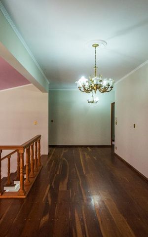 Casa à venda com 700m², 5 quartos e 6 vagas Casa à venda com 700m², 5 quartos e 6 vagasSala de TV