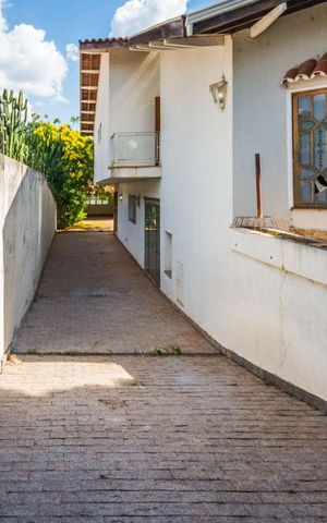 Casa à venda com 700m², 5 quartos e 6 vagas Casa à venda com 700m², 5 quartos e 6 vagasGaragem