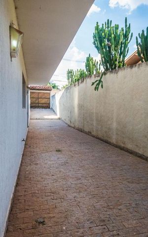 Casa à venda com 700m², 5 quartos e 6 vagas Casa à venda com 700m², 5 quartos e 6 vagasGaragem