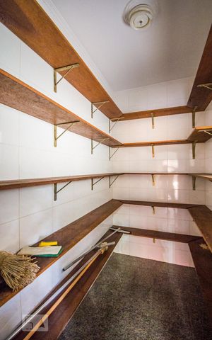 Casa à venda com 700m², 5 quartos e 6 vagas Casa à venda com 700m², 5 quartos e 6 vagasCozinha