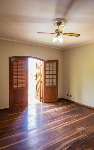 Casa à venda com 700m², 5 quartos e 6 vagas Casa à venda com 700m², 5 quartos e 6 vagasSuíte 2