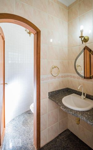 Casa à venda com 700m², 5 quartos e 6 vagas Casa à venda com 700m², 5 quartos e 6 vagasAcademia
