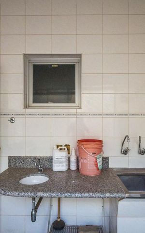 Casa à venda com 700m², 5 quartos e 6 vagas Casa à venda com 700m², 5 quartos e 6 vagasÁrea de Serviço