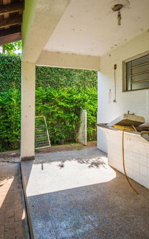 Casa à venda com 700m², 5 quartos e 6 vagas Casa à venda com 700m², 5 quartos e 6 vagasÁrea de Serviço 2