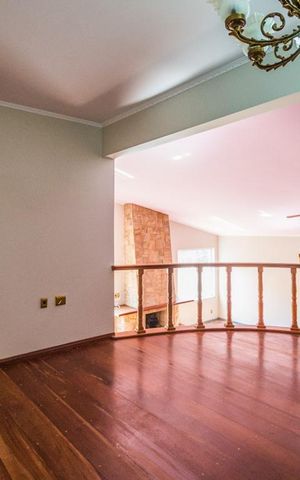 Casa à venda com 700m², 5 quartos e 6 vagas Casa à venda com 700m², 5 quartos e 6 vagasSala de TV
