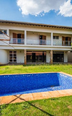 Casa à venda com 700m², 5 quartos e 6 vagas Casa à venda com 700m², 5 quartos e 6 vagasPiscina