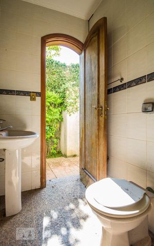 Casa à venda com 700m², 5 quartos e 6 vagas Casa à venda com 700m², 5 quartos e 6 vagasBanheiro de Serviço 2