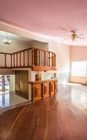 Casa à venda com 700m², 5 quartos e 6 vagas Casa à venda com 700m², 5 quartos e 6 vagasSala