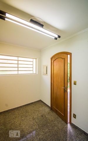 Casa à venda com 700m², 5 quartos e 6 vagas Casa à venda com 700m², 5 quartos e 6 vagasQuarto de Serviço