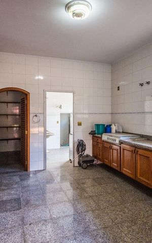 Casa à venda com 700m², 5 quartos e 6 vagas Casa à venda com 700m², 5 quartos e 6 vagasCozinha