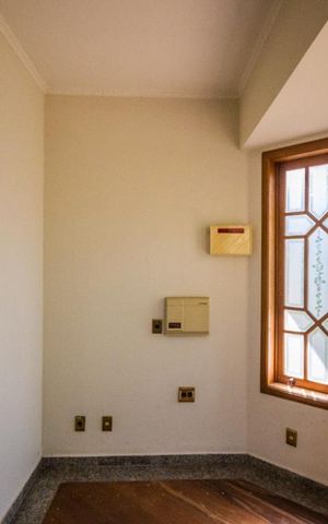 Casa à venda com 700m², 5 quartos e 6 vagas Casa à venda com 700m², 5 quartos e 6 vagasEscritório