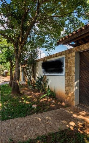 Casa à venda com 700m², 5 quartos e 6 vagas Casa à venda com 700m², 5 quartos e 6 vagasFachada