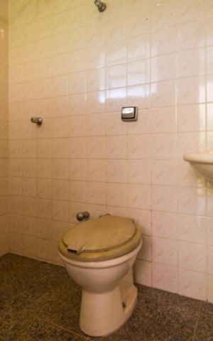 Casa à venda com 700m², 5 quartos e 6 vagas Casa à venda com 700m², 5 quartos e 6 vagasBanheiro de Serviço