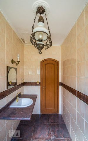 Casa à venda com 700m², 5 quartos e 6 vagas Casa à venda com 700m², 5 quartos e 6 vagasBanheiro