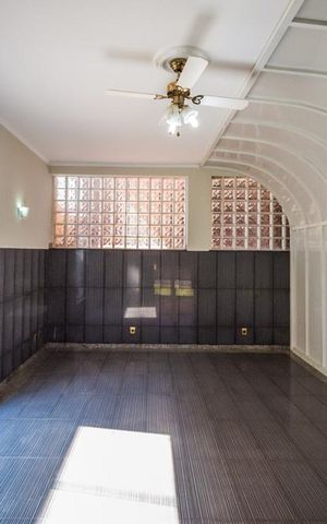 Casa à venda com 700m², 5 quartos e 6 vagas Casa à venda com 700m², 5 quartos e 6 vagasAcademia