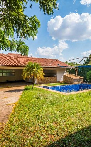 Casa à venda com 700m², 5 quartos e 6 vagas Casa à venda com 700m², 5 quartos e 6 vagasPiscina
