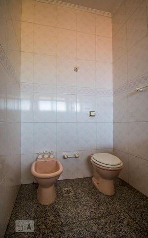 Casa à venda com 700m², 5 quartos e 6 vagas Casa à venda com 700m², 5 quartos e 6 vagasBanheiro da Suíte 2