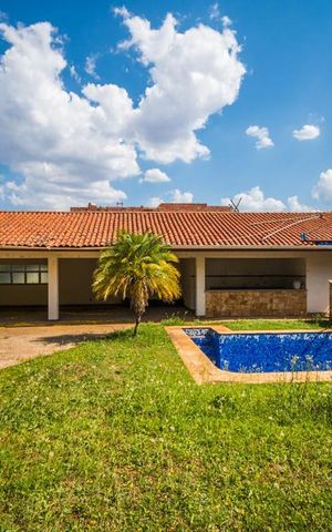 Casa à venda com 700m², 5 quartos e 6 vagas Casa à venda com 700m², 5 quartos e 6 vagasPiscina