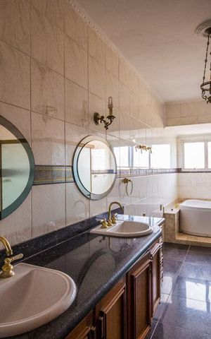 Casa à venda com 700m², 5 quartos e 6 vagas Casa à venda com 700m², 5 quartos e 6 vagasBanheiro da Suíte 1