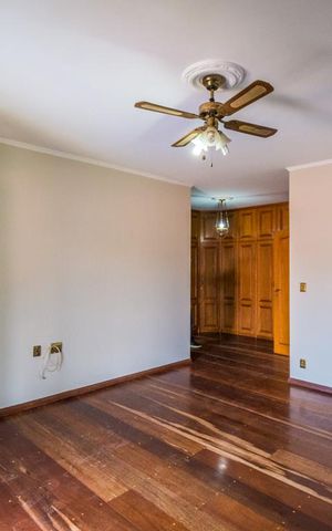 Casa à venda com 700m², 5 quartos e 6 vagas Casa à venda com 700m², 5 quartos e 6 vagasSuíte 1