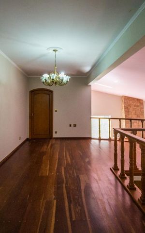 Casa à venda com 700m², 5 quartos e 6 vagas Casa à venda com 700m², 5 quartos e 6 vagasSala de TV