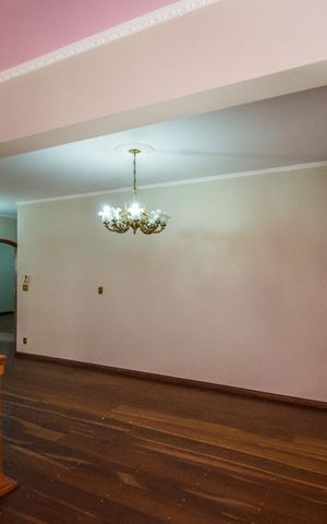 Casa à venda com 700m², 5 quartos e 6 vagas Casa à venda com 700m², 5 quartos e 6 vagasSala de TV