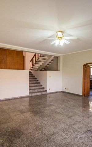 Casa à venda com 700m², 5 quartos e 6 vagas Casa à venda com 700m², 5 quartos e 6 vagasSala de Jantar