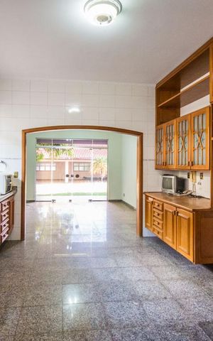 Casa à venda com 700m², 5 quartos e 6 vagas Casa à venda com 700m², 5 quartos e 6 vagasCozinha