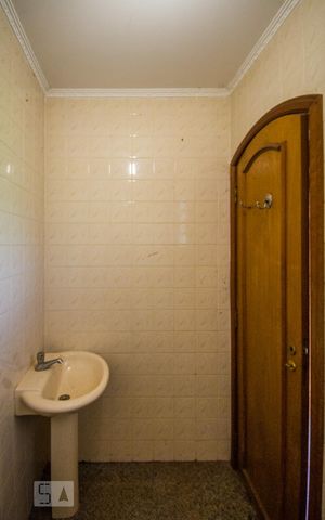 Casa à venda com 700m², 5 quartos e 6 vagas Casa à venda com 700m², 5 quartos e 6 vagasBanheiro de Serviço