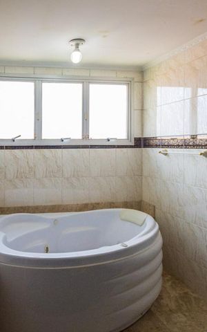 Casa à venda com 700m², 5 quartos e 6 vagas Casa à venda com 700m², 5 quartos e 6 vagasBanheiro da Suíte 1