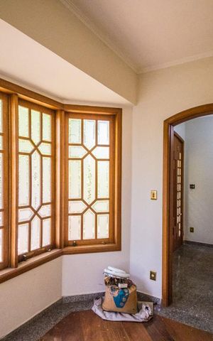 Casa à venda com 700m², 5 quartos e 6 vagas Casa à venda com 700m², 5 quartos e 6 vagasEscritório