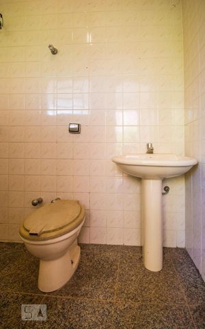 Casa à venda com 700m², 5 quartos e 6 vagas Casa à venda com 700m², 5 quartos e 6 vagasBanheiro de Serviço