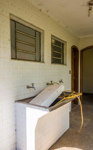 Casa à venda com 700m², 5 quartos e 6 vagas Casa à venda com 700m², 5 quartos e 6 vagasÁrea de Serviço 2