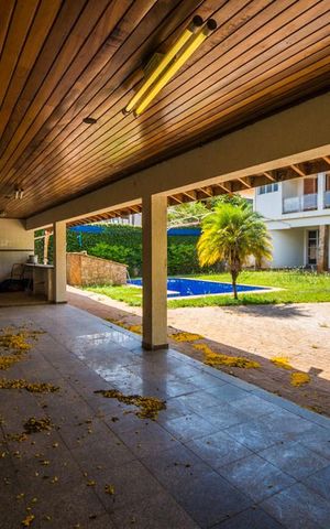 Casa à venda com 700m², 5 quartos e 6 vagas Casa à venda com 700m², 5 quartos e 6 vagasSalao de Festa