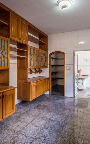Casa à venda com 700m², 5 quartos e 6 vagas Casa à venda com 700m², 5 quartos e 6 vagasCozinha