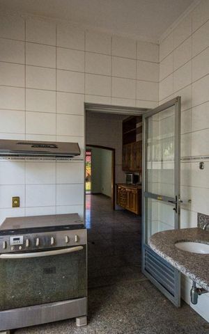 Casa à venda com 700m², 5 quartos e 6 vagas Casa à venda com 700m², 5 quartos e 6 vagasÁrea de Serviço