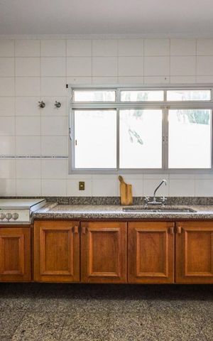 Casa à venda com 700m², 5 quartos e 6 vagas Casa à venda com 700m², 5 quartos e 6 vagasCozinha