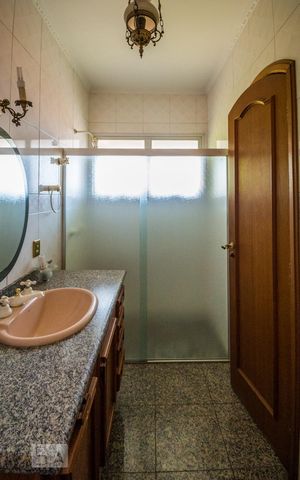 Casa à venda com 700m², 5 quartos e 6 vagas Casa à venda com 700m², 5 quartos e 6 vagasBanheiro da Suíte 2