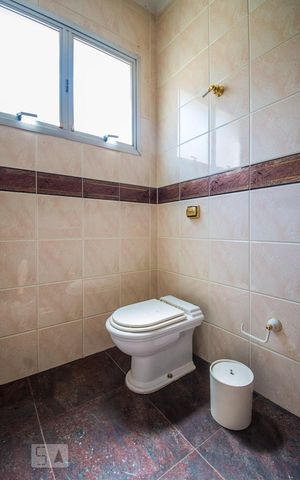 Casa à venda com 700m², 5 quartos e 6 vagas Casa à venda com 700m², 5 quartos e 6 vagasBanheiro