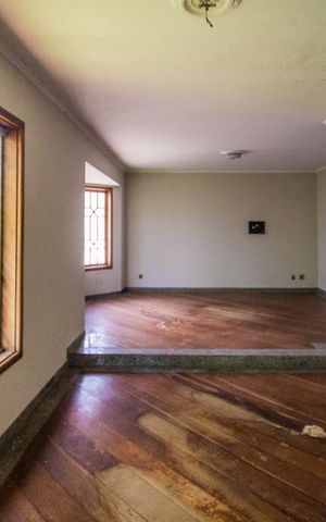 Casa à venda com 700m², 5 quartos e 6 vagas Casa à venda com 700m², 5 quartos e 6 vagasSala de Estar