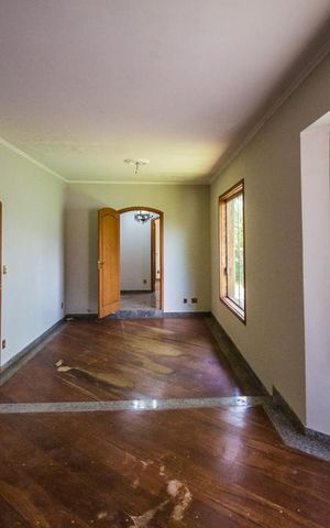 Casa à venda com 700m², 5 quartos e 6 vagas Casa à venda com 700m², 5 quartos e 6 vagasSala de Estar