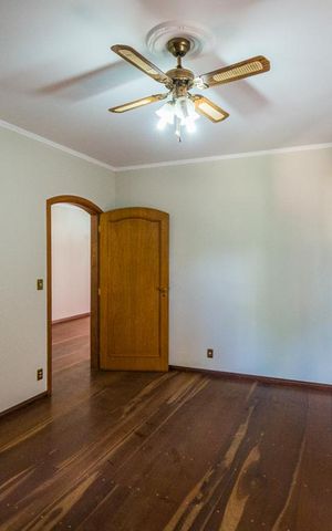 Casa à venda com 700m², 5 quartos e 6 vagas Casa à venda com 700m², 5 quartos e 6 vagasSuíte 4