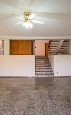 Casa à venda com 700m², 5 quartos e 6 vagas Casa à venda com 700m², 5 quartos e 6 vagasSala de Jantar